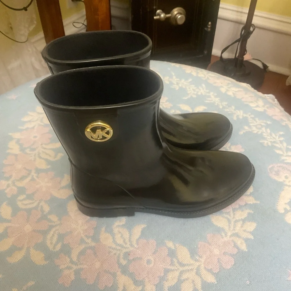 *Michael Kors* Sz 10 Black Logo Short Rain Boots